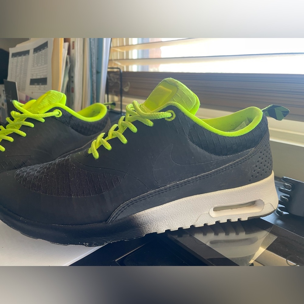 Women Black Nike Thea Woven air max size 7